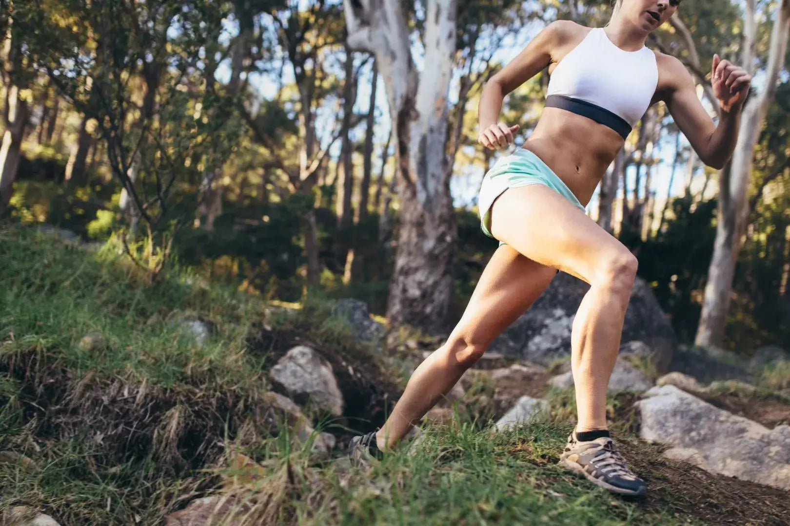 Sportlerin rennt im Wald