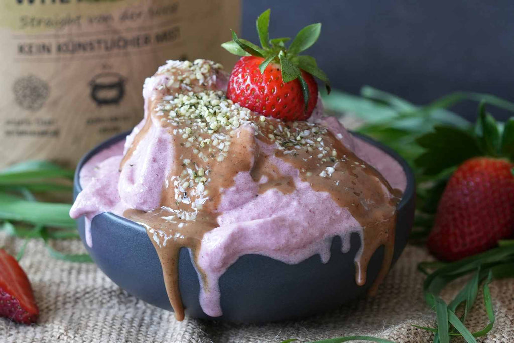 Strawberry smoothie bowl with 30 g protein