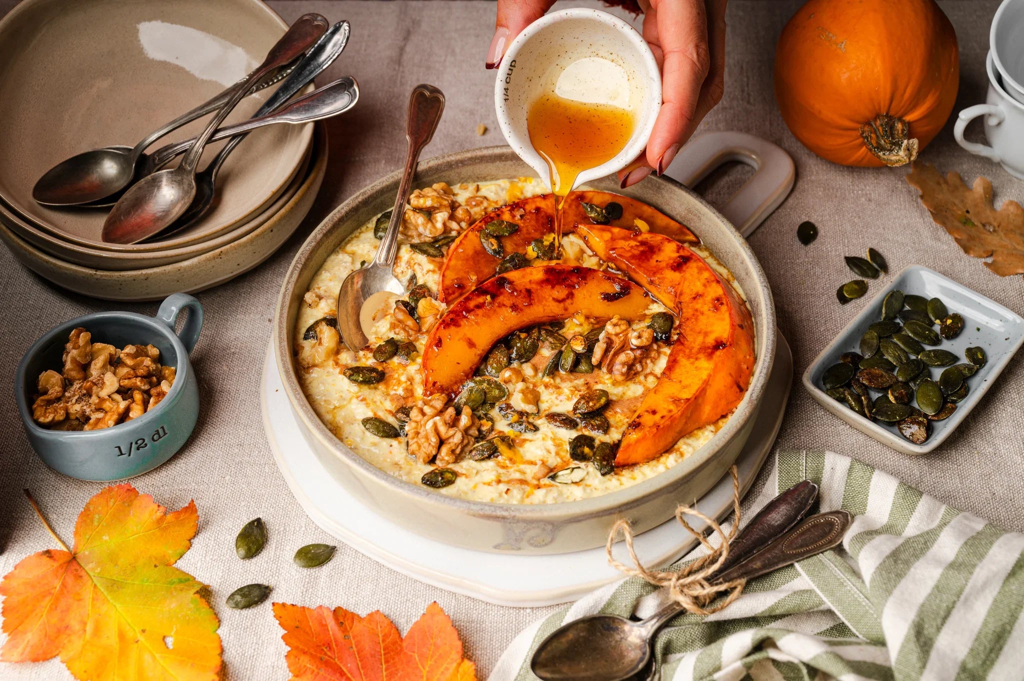 Kürbis Protein Porridge wird mit Ahornsirup beträufelt