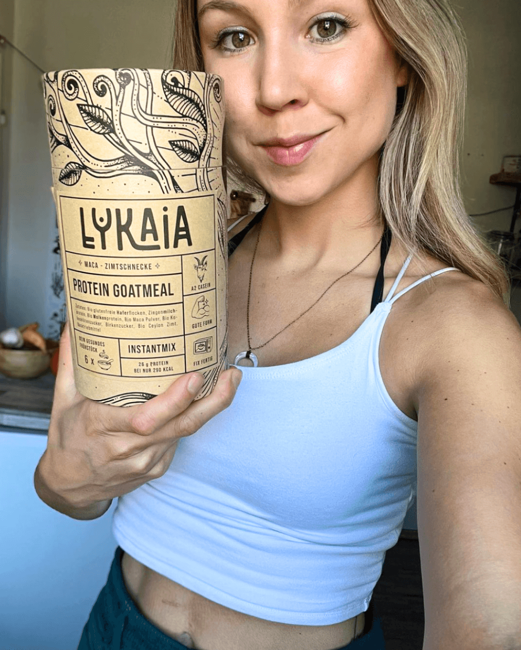 Gründerin Jana mit Produkt Protein Goatmeal