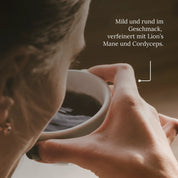 Frau trinkt eine Tasse LYKAIA Waldkaffee, mild und rund im Geschmack